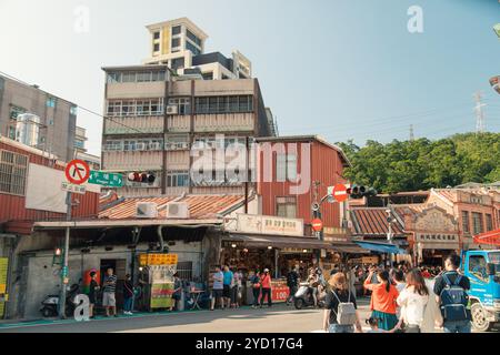 Taipei, Taiwan - 10. Oktober 2019: Erkunden Sie die lebhaften Straßen von Taipeis geschäftigem Markt an einem sonnigen Nachmittag Stockfoto