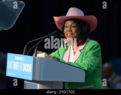 Hallandale Beach, USA. Oktober 2024. HALLANDALE BEACH, FLORIDA - 23. OKTOBER: Die US-Kongressabgeordnete Frederica Wilson (FL-24) spricht am 23. Oktober 2024 im Austin Hepburn Center im ob Johnson Park & Recreation Center in Hallandale Beach, Florida. In den meisten bundesstaaten, einschließlich Florida, wurde diese Woche vom 26. Oktober bis zum 2. November gewählt. Aber viele Countys erlauben eine frühe Abstimmung mehrere Tage früher und bis Sonntag, den 3. November. (Foto: JL/SIPA USA) Credit: SIPA USA/Alamy Live News Stockfoto