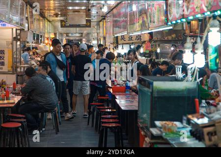 Taipei, Taiwan - 10. Oktober 2019: Im Herzen Taipeis ist ein pulsierender Nachtmarkt voller Aktivität Stockfoto