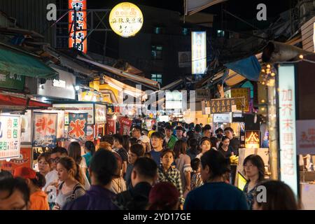 Taipei, Taiwan - 10. Oktober 2019: Taipeis pulsierender Nachtmarkt strotzt vor Einheimischen und Touristen, die Street Food genießen Stockfoto