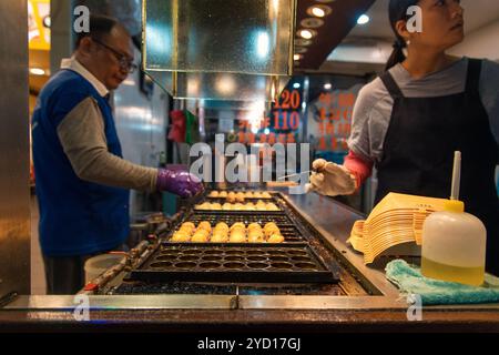 Taipei, Taiwan - 10. Oktober 2019: Straßenhändler bereiten köstliche Snacks in der Nacht im lebhaften Taipeh zu Stockfoto