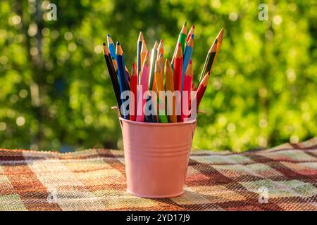 Farbstifte im Eiseimer. Bleistifte im Stapel. Farbstifte Stockfoto