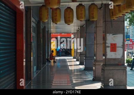 Taipei, Taiwan - 10. Oktober 2019: Erkundung der lebhaften Gassen und von Laternen gesäumten Korridore Taipeis unter der Mittagssonne Stockfoto