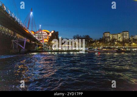 Die Londoner Themse beleuchtet Stockfoto