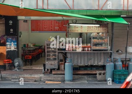 Ein lebhafter Street Food-Stand in Taipeh bietet eine Auswahl an frischen lokalen Köstlichkeiten. Gäste genießen eine lebhafte Atmosphäre und genießen ein köstliches Angebot Stockfoto