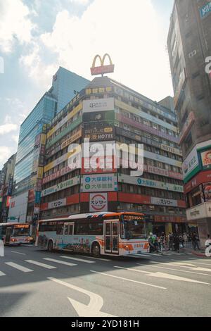 Taipei, Taiwan - 10. Oktober 2019: Erkunden Sie die lebhaften Straßen Taipeis voller geschäftiger Aktivitäten und farbenfroher Werbung Stockfoto