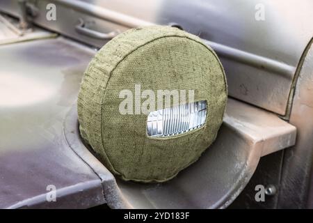 Scheinwerfer eines Retro-Autos mit Schutzabdeckung Stockfoto