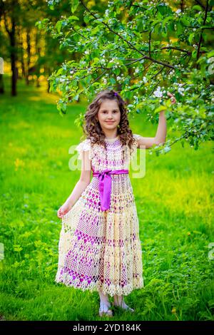 Mädchen und Apfelbaumzweige. Blühender Obstbaum. Weiße Blüten. Russland, Gatchina, 17. Mai 2018 Stockfoto