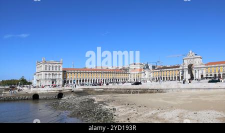 Blick auf die Westseite des Commerce Square mit dem Westturm auf der linken Seite, dem Rua Augusta Arch auf der rechten Seite und der Statue von König D. Jose i. Stockfoto