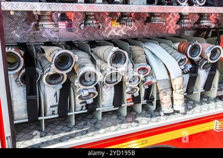 Feuer- und Rettungsausrüstung in einem Feuerwehrwagen Stockfoto