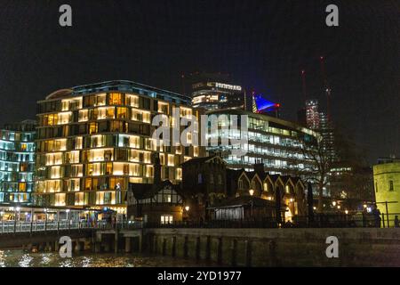 Die Londoner Themse beleuchtet Stockfoto