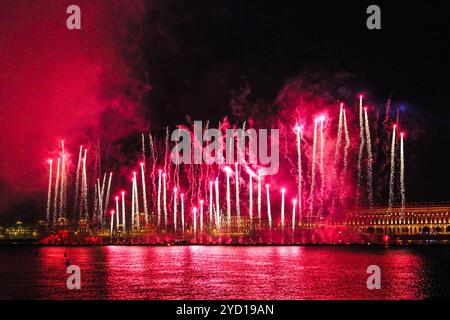 Feuerwerk über dem Fluss. Helle Lasershow. Urlaub in der Stadt. Sommer-Performance Stockfoto