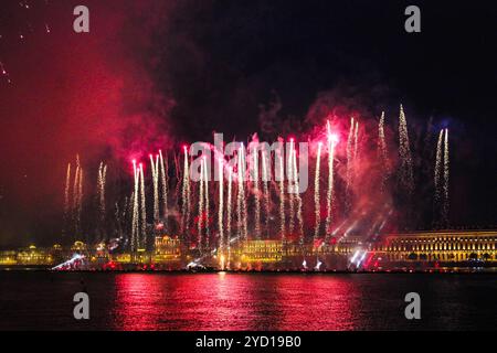 Feuerwerk über dem Fluss. Helle Lasershow. Urlaub in der Stadt. Sommer-Performance Stockfoto