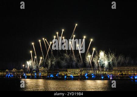 Feuerwerk über dem Fluss. Helle Lasershow. Urlaub in der Stadt. Sommer-Performance Stockfoto