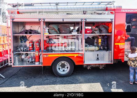 Feuer- und Rettungsausrüstung in einem Feuerwehrwagen Stockfoto