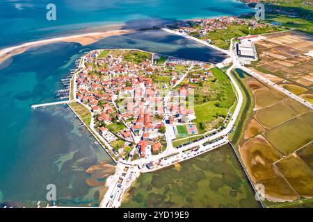 Historische Altstadt von Nin Laguna und Salz Felder Antenne Panoramaaussicht, Dalmatien Region von Kroatien Stockfoto