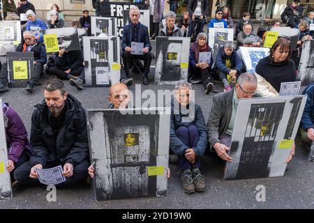 London, Großbritannien. Oktober 2024. Unterstützer der Kampagne Freie politische Gefangene veranstalten am Tag der Vereinten Nationen eine öffentliche Protestausstellung mit Bildern vergangener und gegenwärtiger politischer Gefangener auf der Straße vor dem Büro des Generalstaatsanwalts und dem Justizministerium. Die Demonstranten, die die Verhaftung riskierten, indem sie die Straße für anderthalb Stunden blockierten, riefen zu einem Treffen mit dem Generalstaatsanwalt auf. Stockfoto