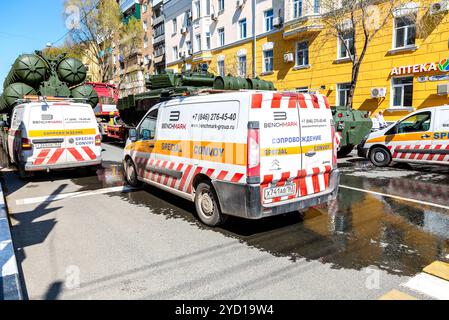 Transport des schweren Armeepanzers T-72B3 Stockfoto