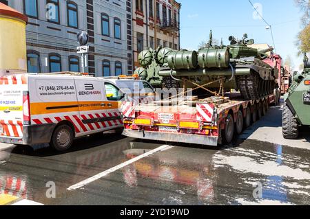 Transport des schweren Armeepanzers T-72B3 Stockfoto