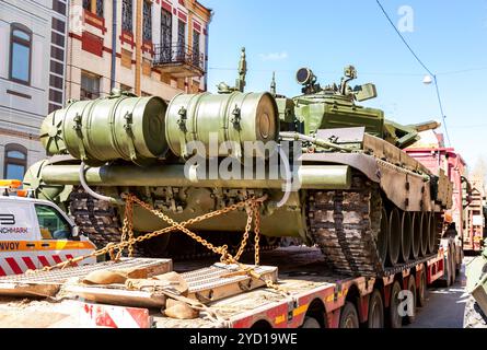 Transport des schweren Armeepanzers T-72B3 Stockfoto