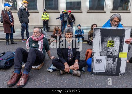 London, Großbritannien. Oktober 2024. Unterstützer der Kampagne Freie politische Gefangene veranstalten am Tag der Vereinten Nationen eine öffentliche Protestausstellung mit Bildern vergangener und gegenwärtiger politischer Gefangener auf der Straße vor dem Büro des Generalstaatsanwalts und dem Justizministerium. Die Demonstranten, die die Verhaftung riskierten, indem sie die Straße für anderthalb Stunden blockierten, forderten ein Treffen mit dem Generalstaatsanwalt, dass Lobbyisten der Öl- und Rüstungsindustrie nicht in der Lage seien, die Gesetzgebung zu beeinflussen, um ihre politischen Gegner wie Just Stop Oil and Palestine Action zum Schweigen zu bringen, und forderten, dass der Generalstaatsanwalt tätig werden solle Stockfoto