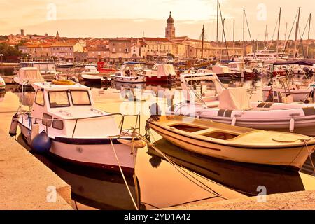 Stadt Krk mit Blick auf den goldenen Hafen bei Sonnenaufgang Stockfoto