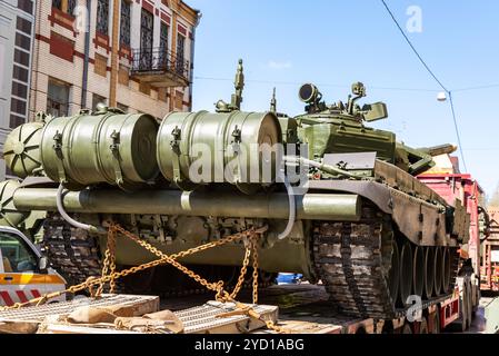 Transport des schweren Armeepanzers T-72B3 auf einer Laderaumplattform Stockfoto