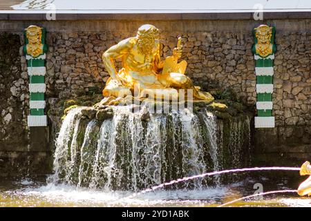 Die Hauptkaskade im Peterhof. Samson Fountain. Brunnen des Unteren Parks in Peterhof. Russland, Peterhof, 30. Mai 2015 Stockfoto