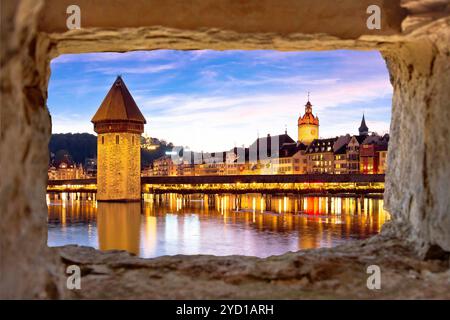 Luzern Kapelbrücke und Flussarchitektur berühmte Schweizer Wahrzeichen blicken durch ein Steinfenster Stockfoto