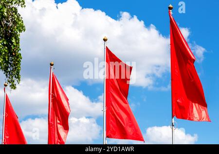 Rote Fahnen flattern im Wind Stockfoto