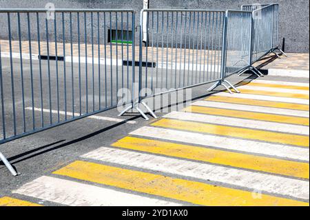 Fußgängerüberquerung Zebra auf der Straße Stockfoto