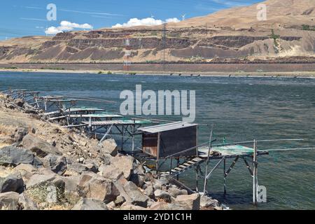 Einheimische Angelplattformen, Columbia River, John Day Lock & Dam in der Nähe von Rufus, Oregon (Südseite) ... Washington State im Norden. Stockfoto