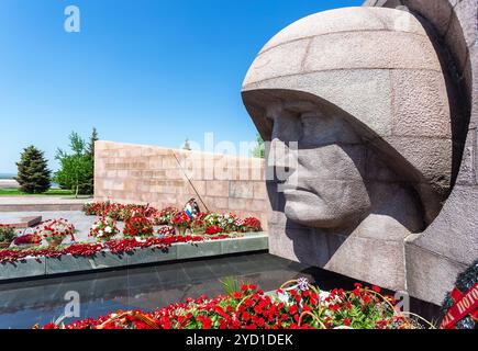 Samara, Russland - 10. Mai 2019: Gedenkstätte und das Ewige Feuer auf Herrlichkeit Square und Blumen zur Erinnerung an den Sieg im Großen Vaterländischen Krieg Stockfoto