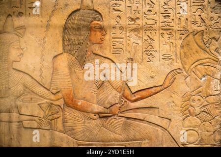 große Mauer mit Fragment der alten ägyptischen Landschaft und Figuren in Stein gemeißelt Stockfoto