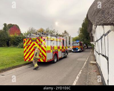 Hampshire England Vereinigtes Königreich. 13.10.2024. Feuer- und Rettungsfahrzeuge werden bei einem Brand in einem ländlichen Dorf in Hampshire beobachtet. Stockfoto