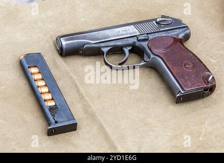 Samara, Russland - 18. Mai 2019: alte sowjetische Makarov Armee Pistole mit Munition Stockfoto