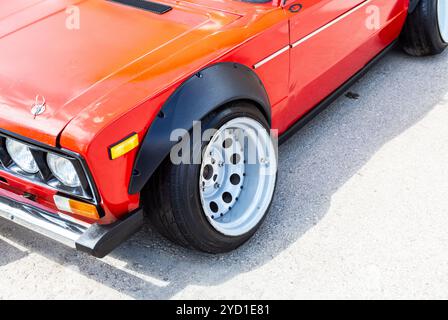 Modern abgestimmtes Automobilrad auf Metallscheibe Stockfoto