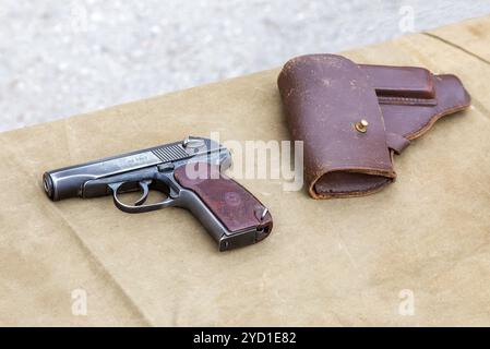 Sowjetische Makarow-Armee Handfeuerwaffe und Holster Stockfoto