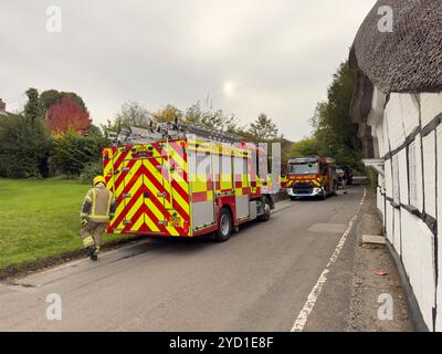 Hampshire England Vereinigtes Königreich. 13.10.2024. Feuer- und Rettungsfahrzeuge werden bei einem Brand in einem ländlichen Dorf in Hampshire beobachtet. Stockfoto