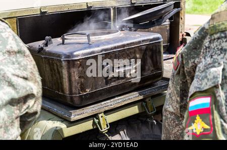 Mobilen Metall Herd, Soldaten zu ernähren Stockfoto