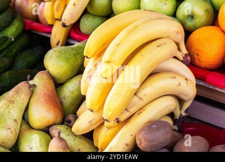 Frische organische Bananen und anderes Obst an der Farmers Market Stockfoto