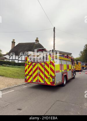 Hampshire England Vereinigtes Königreich. 13.10.2024. Feuer- und Rettungsfahrzeuge werden bei einem Brand in einem ländlichen Dorf in Hampshire beobachtet. Stockfoto