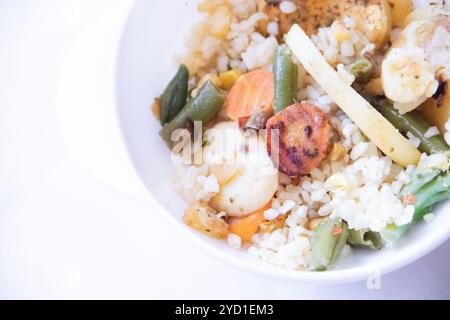 Bulgur und gebratenes Gemüse auf einem Teller. Gesunde Ernährung. Gemüse mit Haferbrei auf dem Teller. Stockfoto