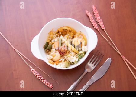 Bulgur und gebratenes Gemüse auf einem Teller. Gesunde Ernährung. Gemüse mit Haferbrei auf dem Teller. Stockfoto