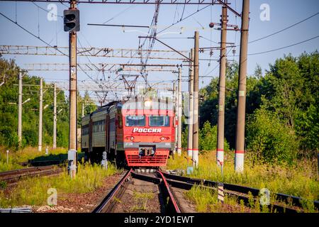 Russischer Zug im Sommer. Der Zug fährt im Sommer bei Sonnenuntergang. Der Zug fährt hoch. . Russland, Oranienbaum 31. Juli 2018 Stockfoto