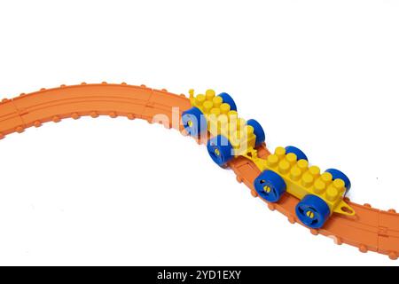 Spielzeugzug auf der Straße. Kinderspielzeug. Spielzeugbauer. Stockfoto