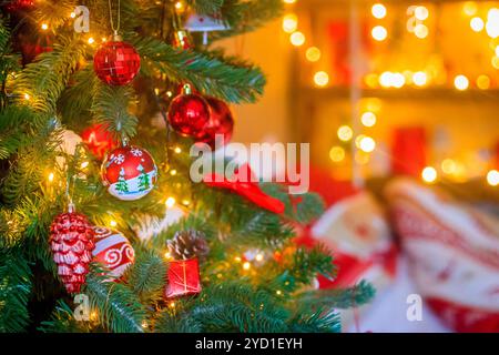 Spielzeug auf dem Weihnachtsbaum. Verkleideter Weihnachtsbaum. Neujahrsdekoration. Stockfoto