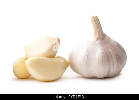 Die Seitenansicht der weißen Knoblauchkugel mit geschälten Zehen im Stapel ist auf weißem Hintergrund mit Schnittpfad isoliert. Stockfoto