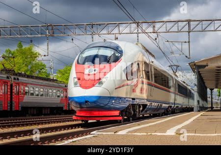 Zug Wanderfalke Hochgeschwindigkeitszug Wanderfalke Russische Eisenbahn. Russland Region Leningrad Lyuban 26. Mai 2019 Stockfoto