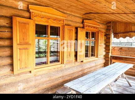 Holzläden an den Fenstern des Hauses Stockfoto